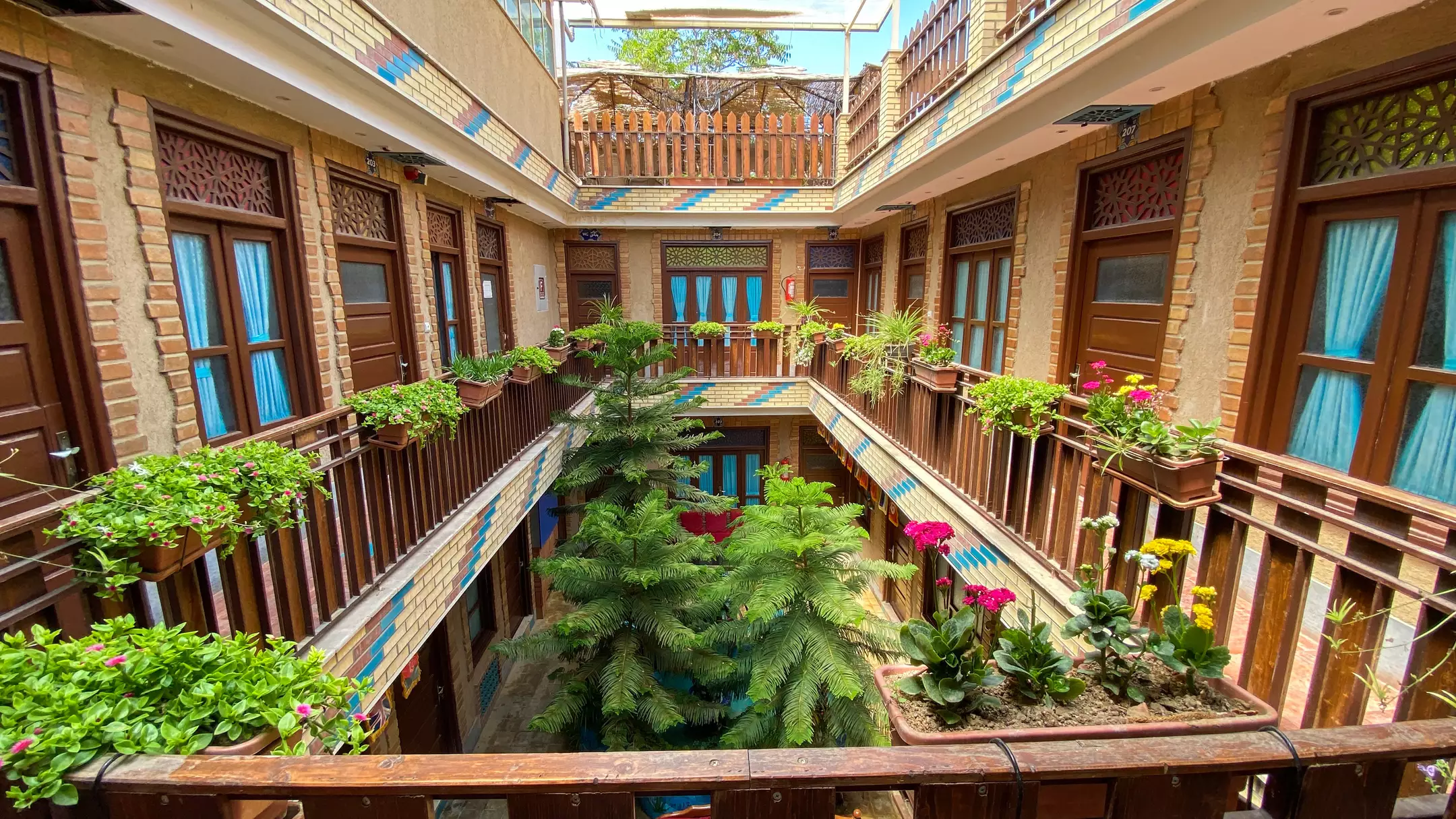 Alibaba https://cdn.alibaba.ir/ostorage/hotel-accommodation-images/6704d98e906add960f28de4f_d3f3e43f-acae-4dc3-9f76-77f09b4c7c65_حیاط (2).webp